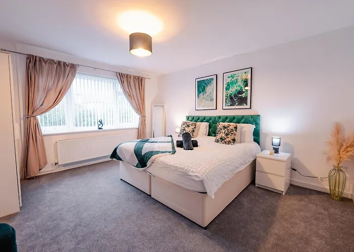 7 Beds - Spacious Apartment - Free Parking