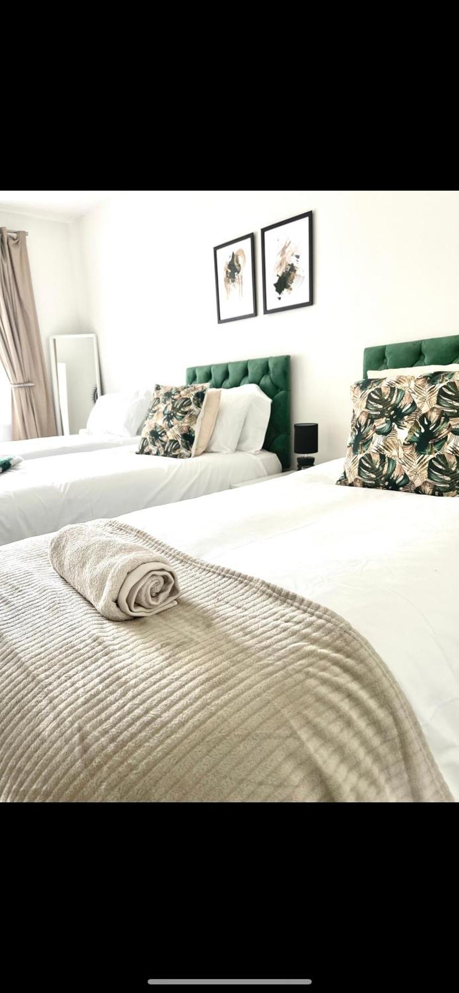 Apartment 7 Beds - Spacious - Free Parking *