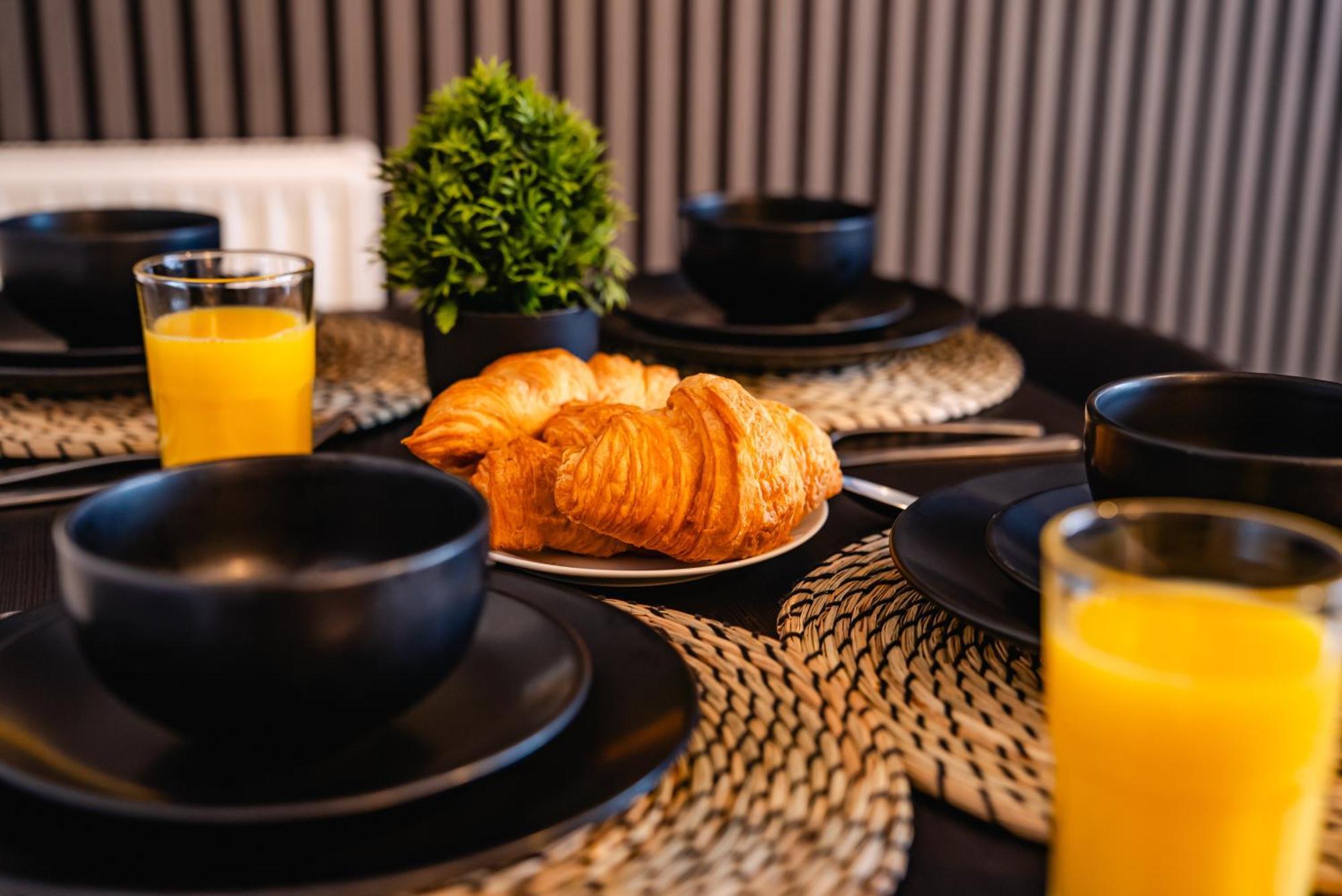 7 Beds - Spacious - Free Parking Appartement