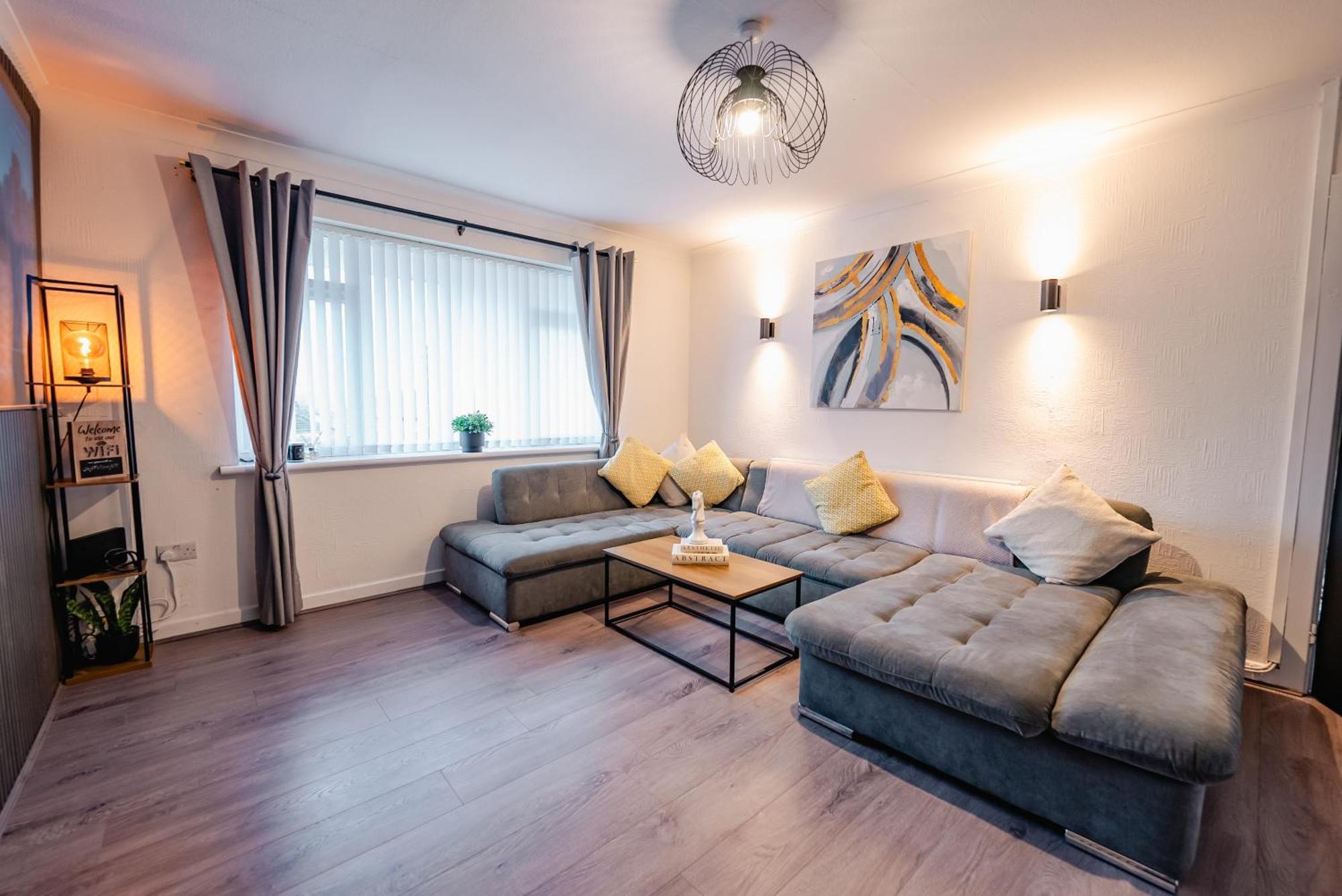 7 Beds - Spacious - Free Parking *