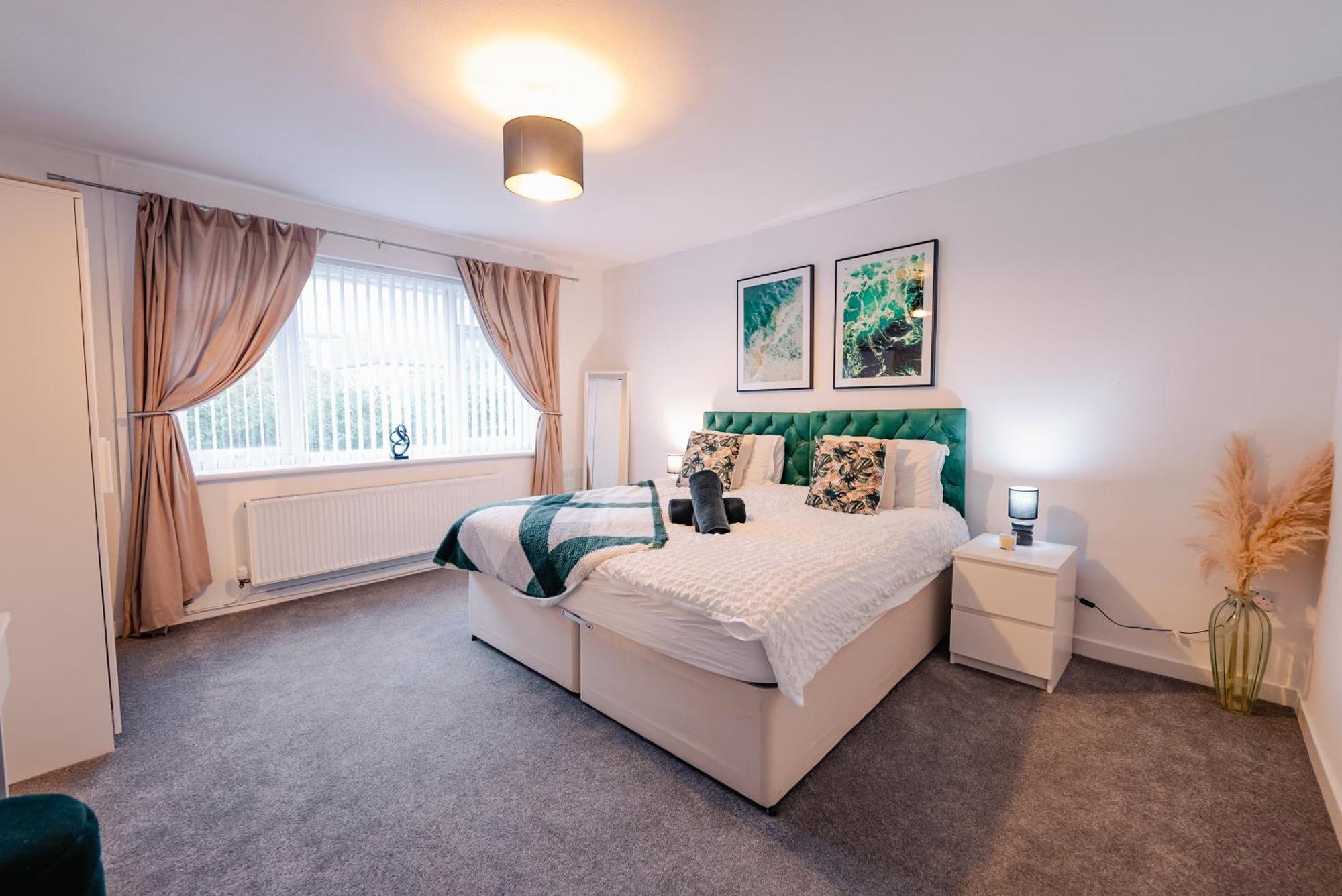 7 Beds - Spacious - Free Parking