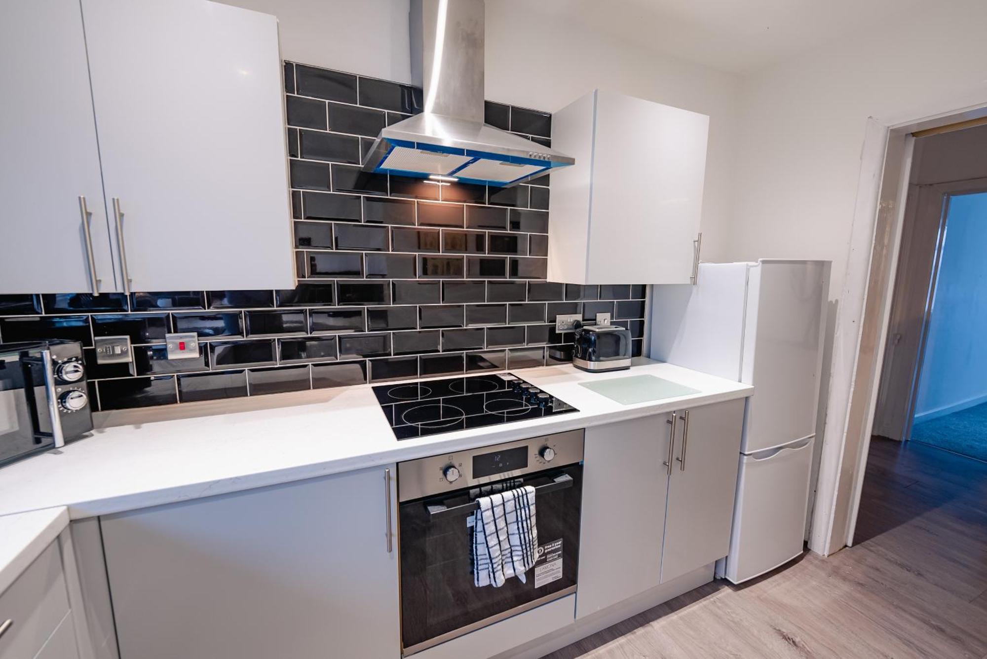 7 Beds - Spacious - Free Parking Apartment *