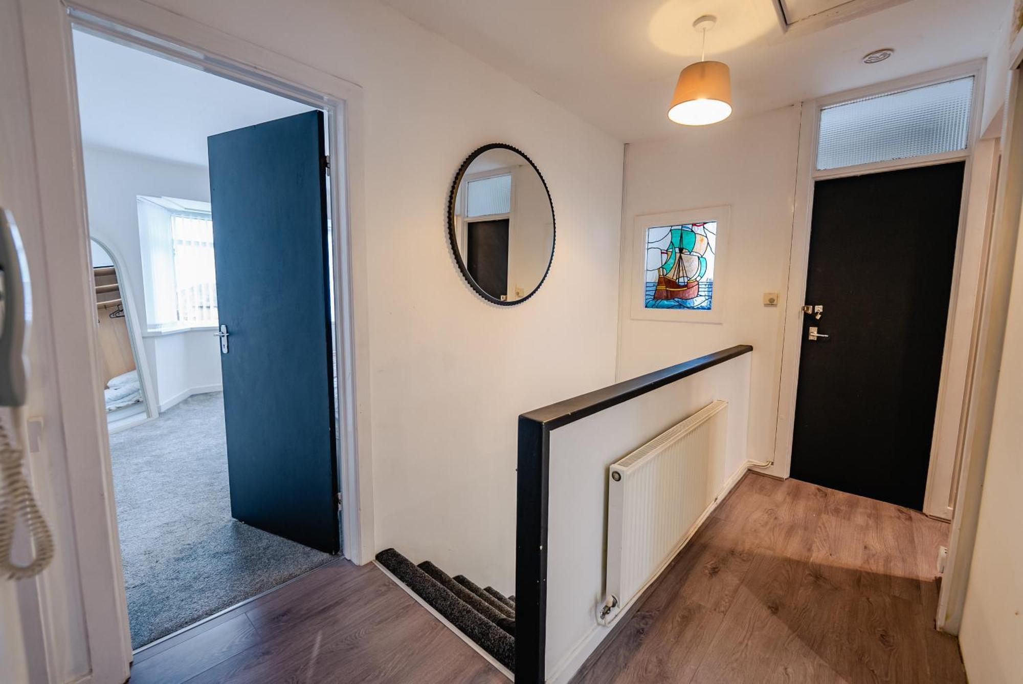 7 Beds - Spacious - Free Parking