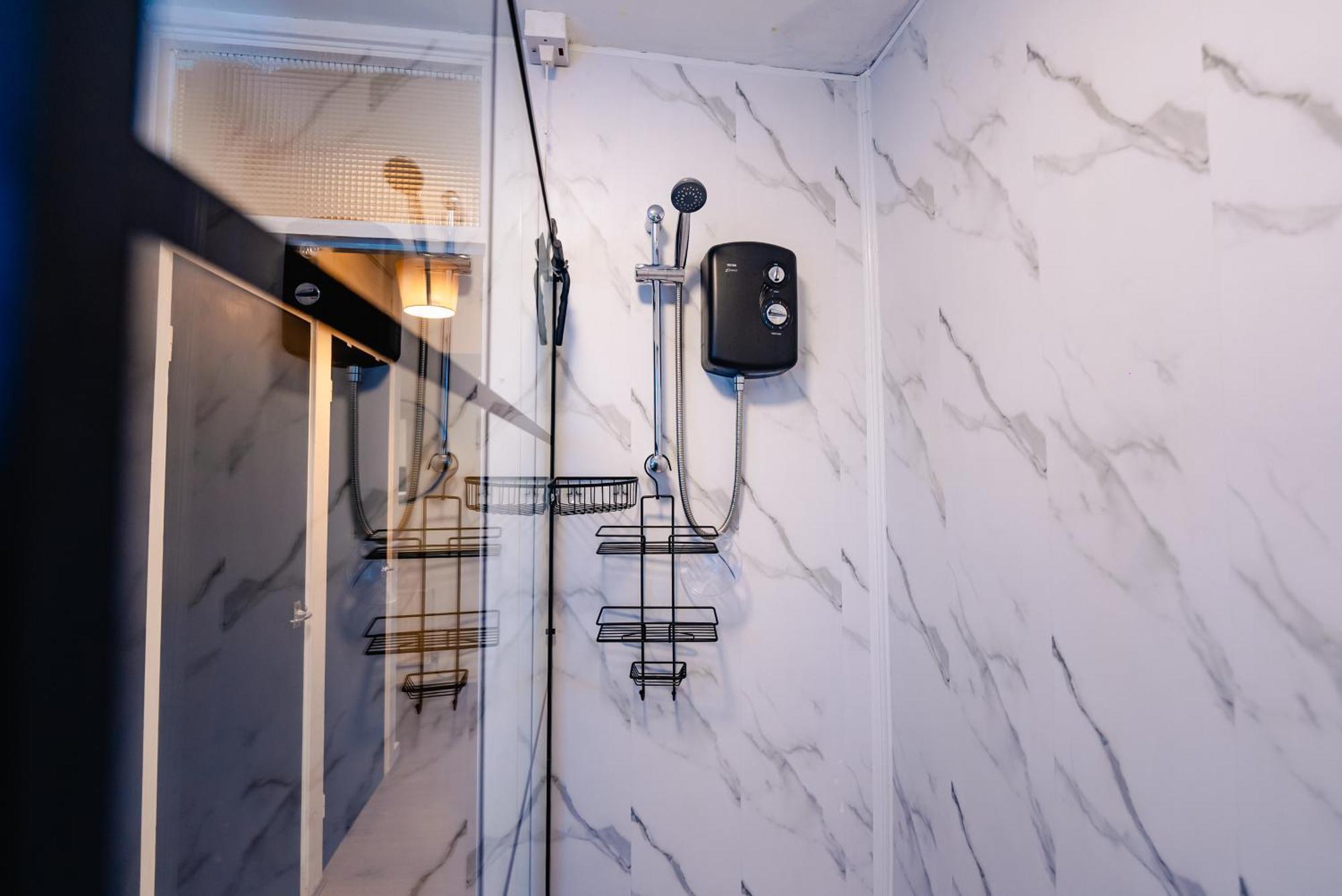7 Beds - Spacious - Free Parking Appartement *