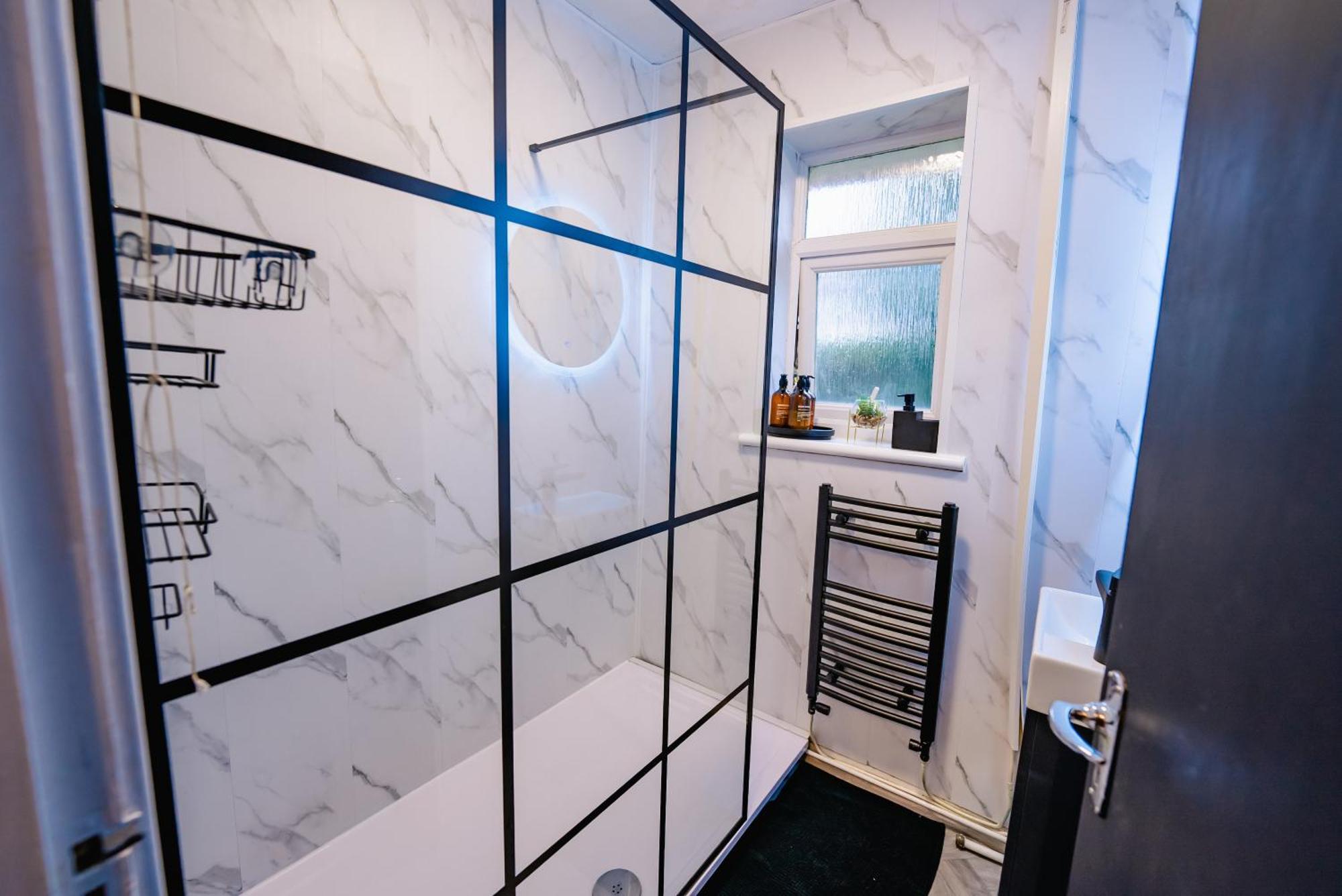 Apartment 7 Beds - Spacious - Free Parking Cardiff