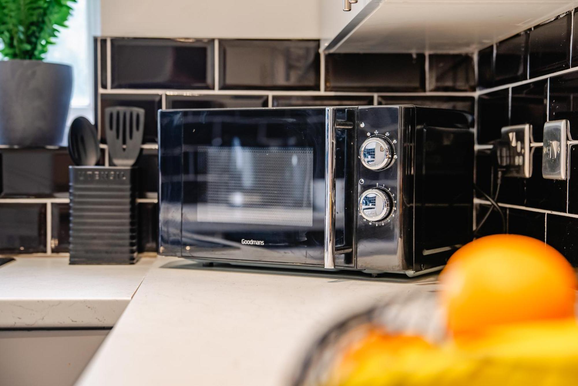 7 Beds - Spacious - Free Parking Appartement Cardiff