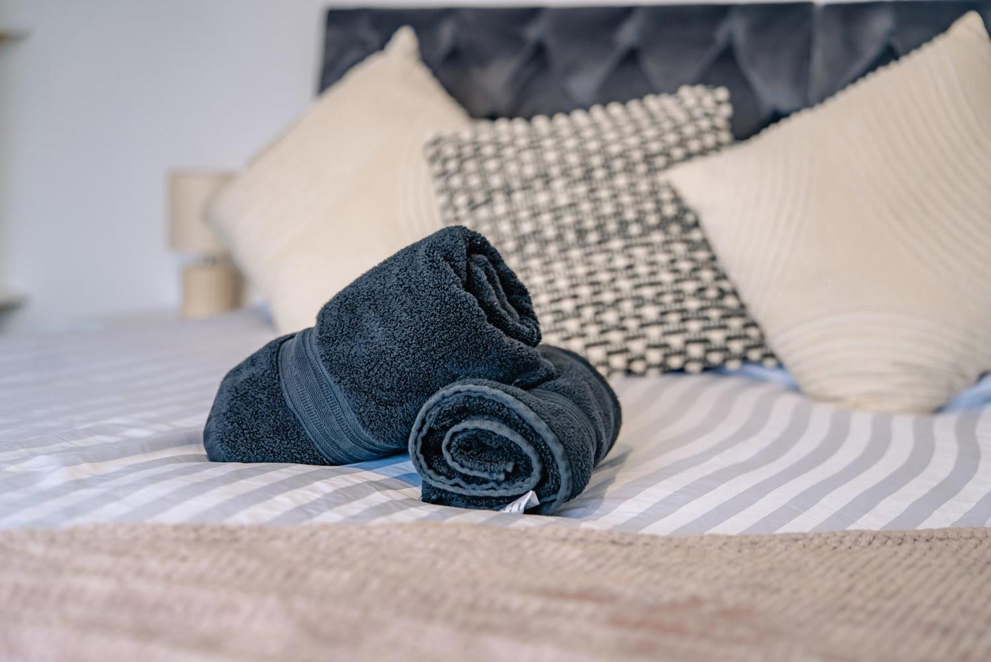 7 Beds - Spacious - Free Parking